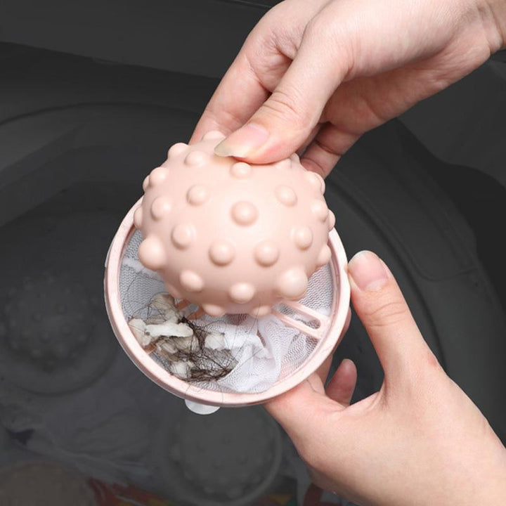 "Flytande husdjurshårfångare, blå färg, flyter ovanför kläderna i tvättmaskin för att samla djurhår effektivt."