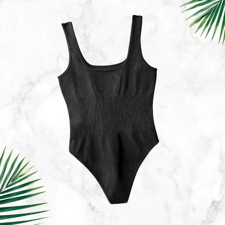 "Formande bodysuit i polyester med justerbara remmar, elegant design för att framhäva kurvor, idealisk under klänningar."