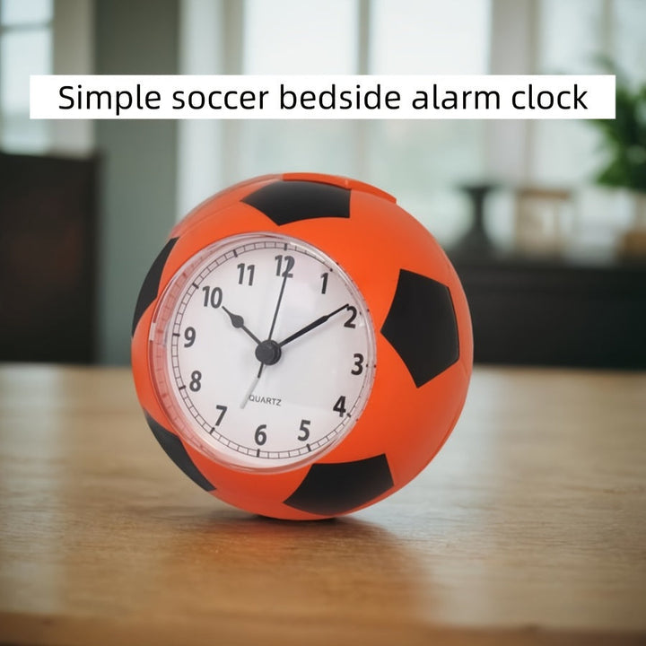 Kreativ fotbollsväckarklocka i plast. Musikalisk barnklocka, ett presenttips.