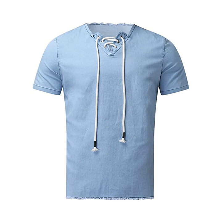"Framifrån herrskjorta i stretchjeans med spetsdetaljer, rund hals och kort ärm i mjuk bomull för sommarstil."