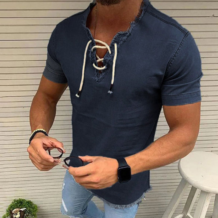 "Framifrån herrskjorta i stretchjeans med spetsdetaljer, rund hals och kort ärm i mjuk bomull för sommarstil."