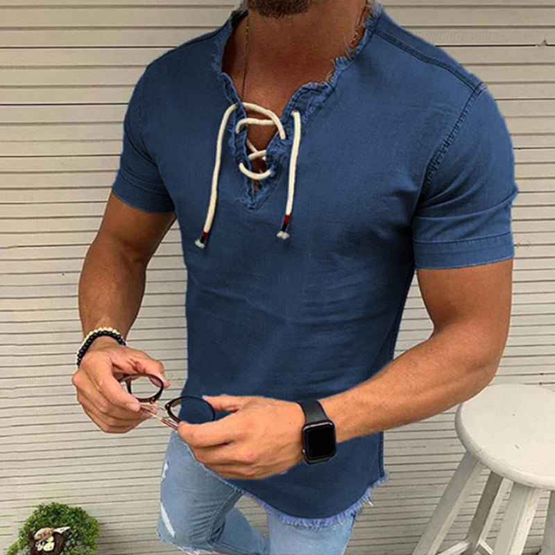 "Framifrån herrskjorta i stretchjeans med spetsdetaljer, rund hals och kort ärm i mjuk bomull för sommarstil."