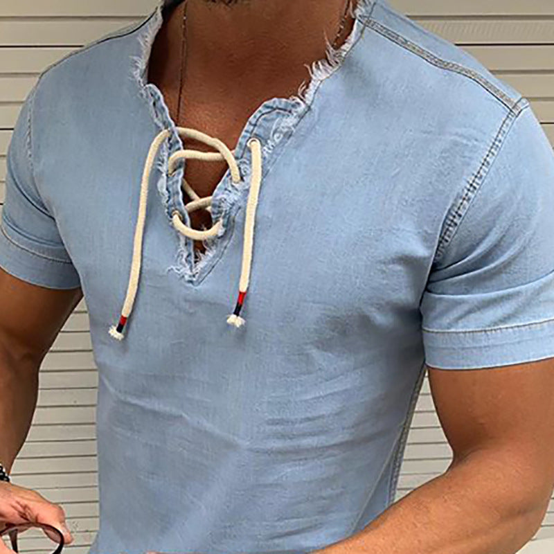 "Framifrån herrskjorta i stretchjeans med spetsdetaljer, rund hals och kort ärm i mjuk bomull för sommarstil."