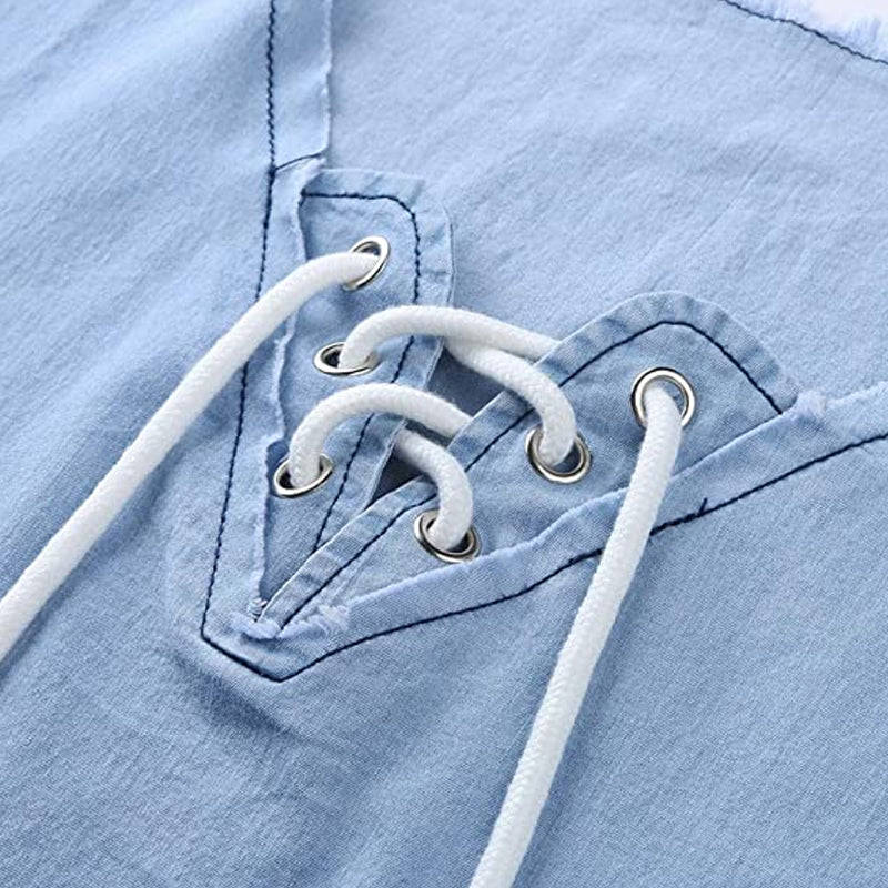 "Framifrån herrskjorta i stretchjeans med spetsdetaljer, rund hals och kort ärm i mjuk bomull för sommarstil."