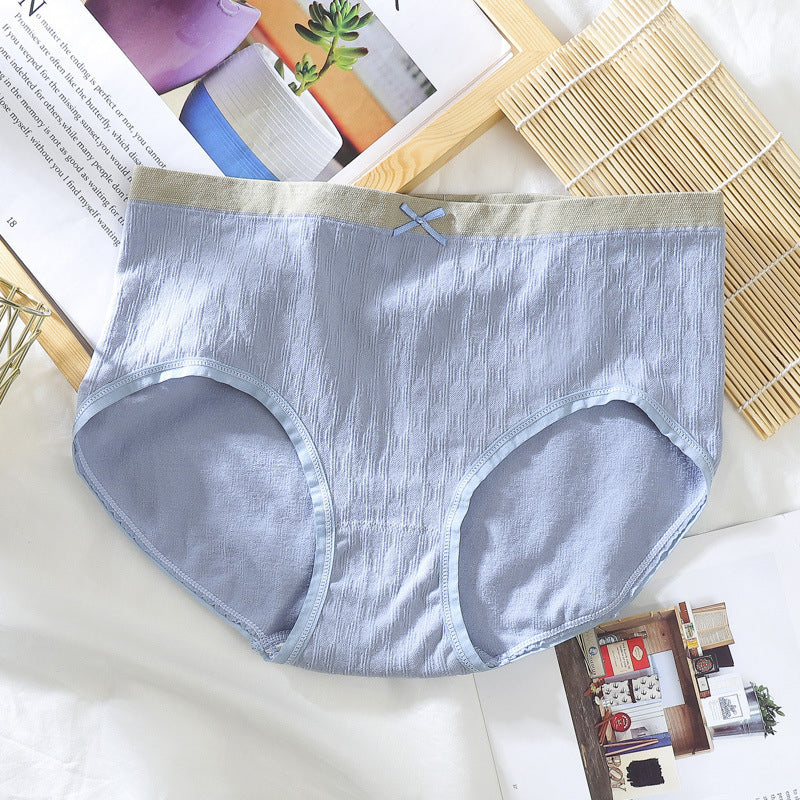 "Framsida av bekväma plus size dam bomullstrosor med hög midja, mjuk bomull och sömlös design i vit färg."