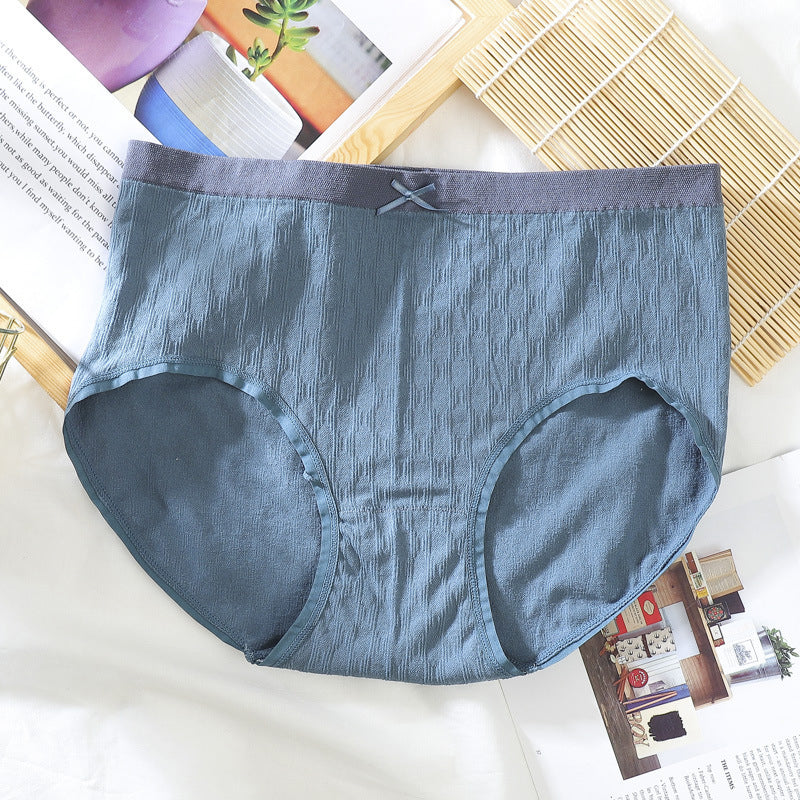 "Framsida av bekväma plus size dam bomullstrosor med hög midja, mjuk bomull och sömlös design i vit färg."