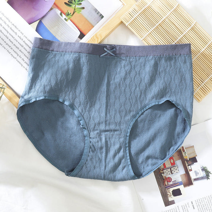 "Framsida av bekväma plus size dam bomullstrosor med hög midja, mjuk bomull och sömlös design i vit färg."