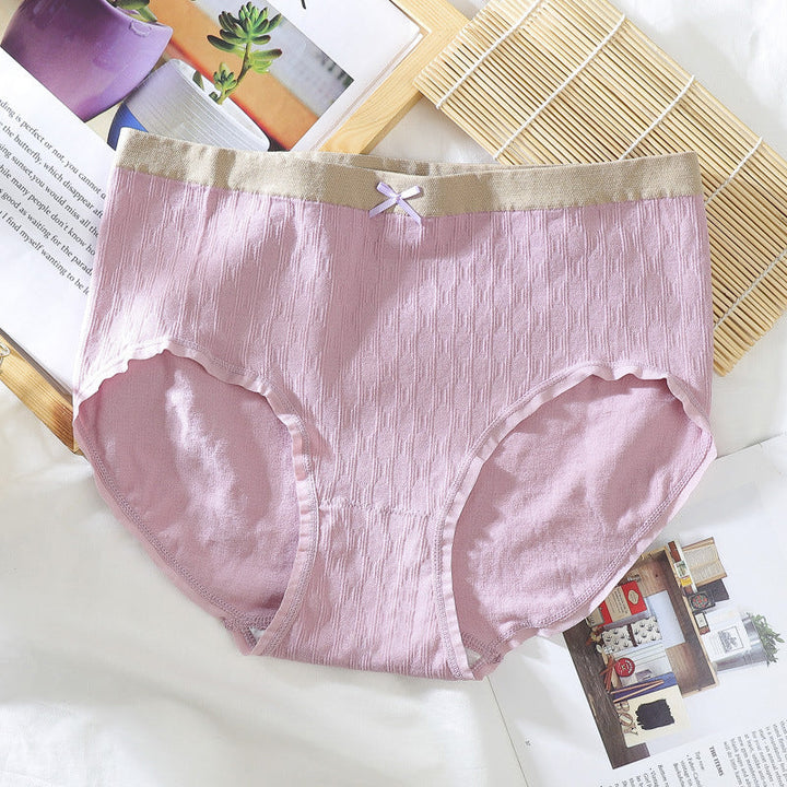 "Framsida av bekväma plus size dam bomullstrosor med hög midja, mjuk bomull och sömlös design i vit färg."