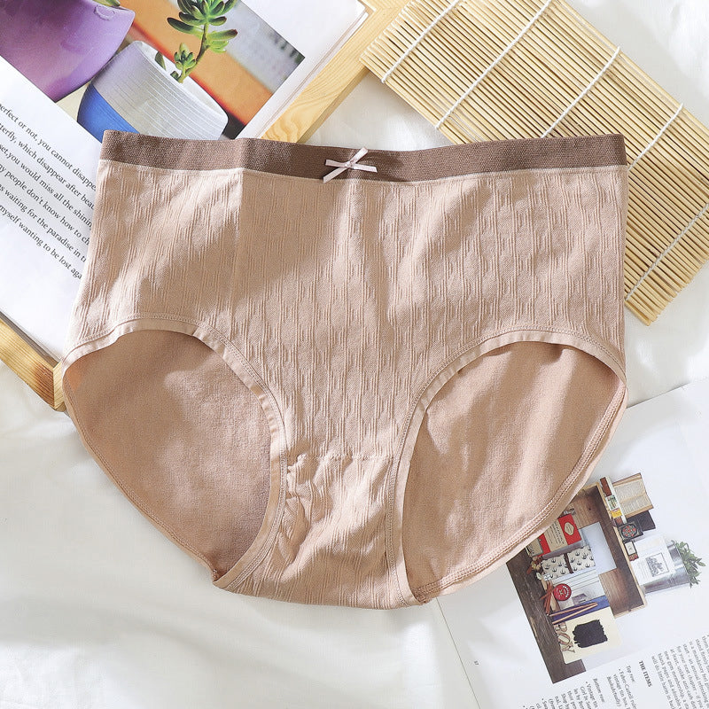 "Framsida av bekväma plus size dam bomullstrosor med hög midja, mjuk bomull och sömlös design i vit färg."