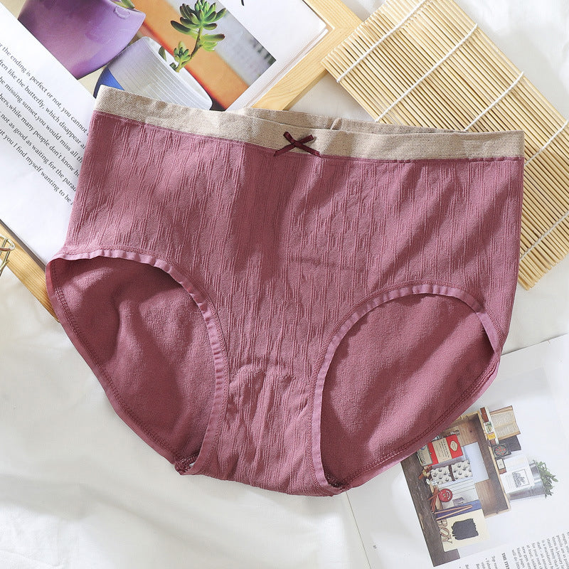 "Framsida av bekväma plus size dam bomullstrosor med hög midja, mjuk bomull och sömlös design i vit färg."