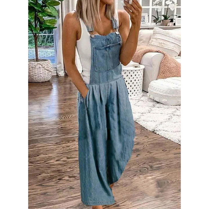 "Framsida av kvinnors jumpsuit i denim med vida ben, ärmlös design och fyrkantig halsringning, fickor för stil och funktion."