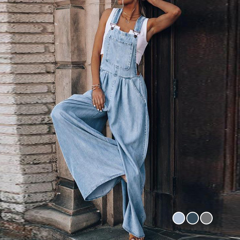 "Framsida av kvinnors jumpsuit i denim med vida ben, ärmlös design och fyrkantig halsringning, fickor för stil och funktion."