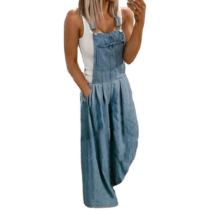"Framsida av kvinnors jumpsuit i denim med vida ben, ärmlös design och fyrkantig halsringning, fickor för stil och funktion."