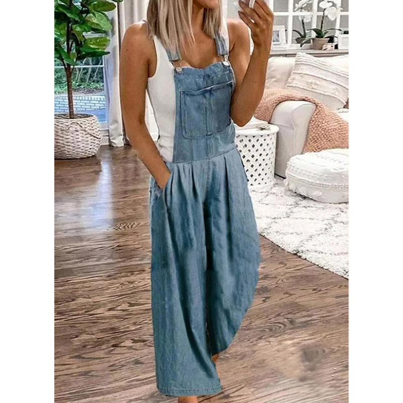"Framsida av kvinnors jumpsuit i denim med vida ben, ärmlös design och fyrkantig halsringning, fickor för stil och funktion."