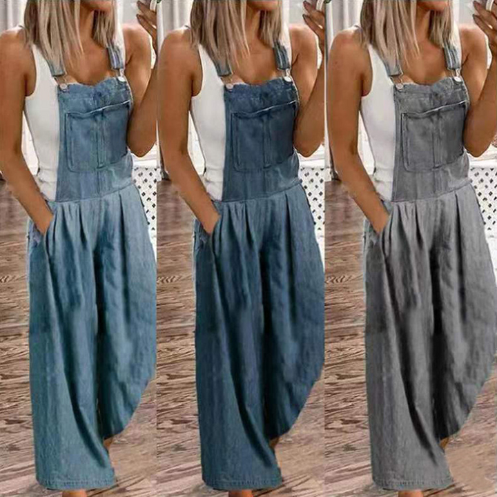 "Framsida av kvinnors jumpsuit i denim med vida ben, ärmlös design och fyrkantig halsringning, fickor för stil och funktion."