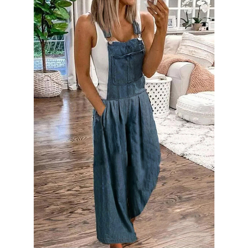 "Framsida av kvinnors jumpsuit i denim med vida ben, ärmlös design och fyrkantig halsringning, fickor för stil och funktion."