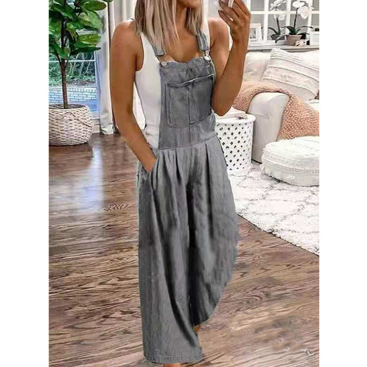 "Framsida av kvinnors jumpsuit i denim med vida ben, ärmlös design och fyrkantig halsringning, fickor för stil och funktion."