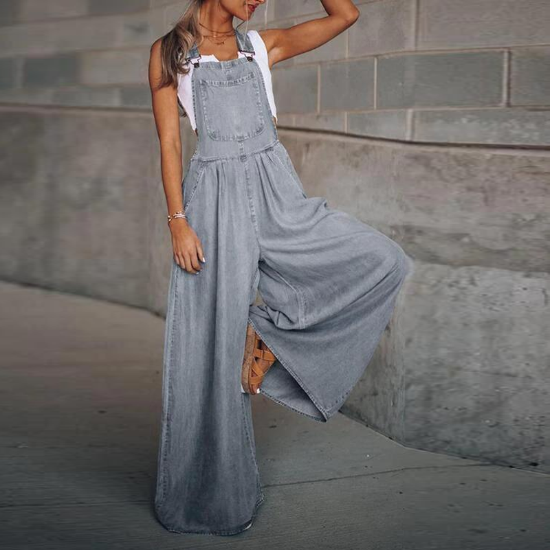 "Framsida av kvinnors jumpsuit i denim med vida ben, ärmlös design och fyrkantig halsringning, fickor för stil och funktion."