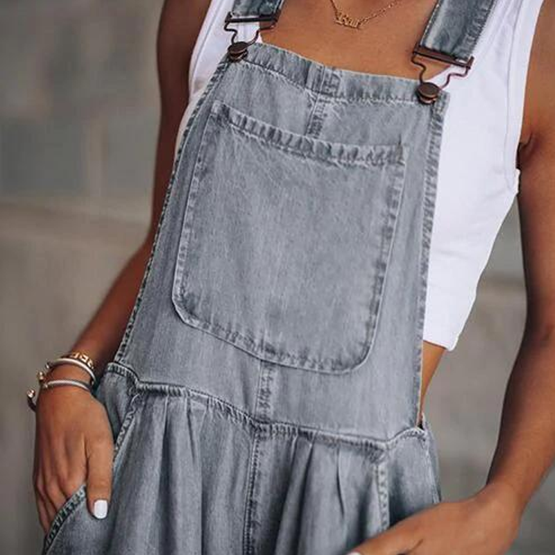 "Framsida av kvinnors jumpsuit i denim med vida ben, ärmlös design och fyrkantig halsringning, fickor för stil och funktion."