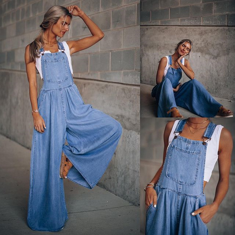 "Framsida av kvinnors jumpsuit i denim med vida ben, ärmlös design och fyrkantig halsringning, fickor för stil och funktion."