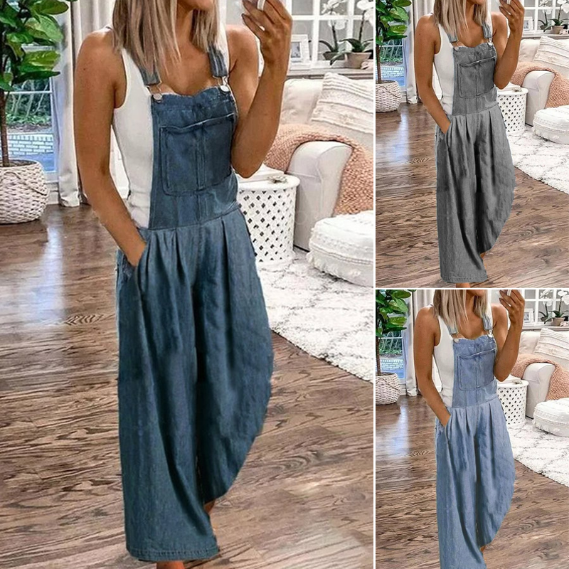 "Framsida av kvinnors jumpsuit i denim med vida ben, ärmlös design och fyrkantig halsringning, fickor för stil och funktion."