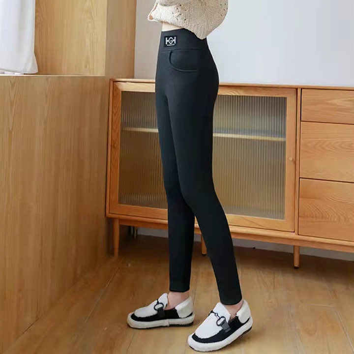 "Framsida av kvinnors varma fleecefodrade leggings, hög midja och elegant design för kallt väderkomfort."
