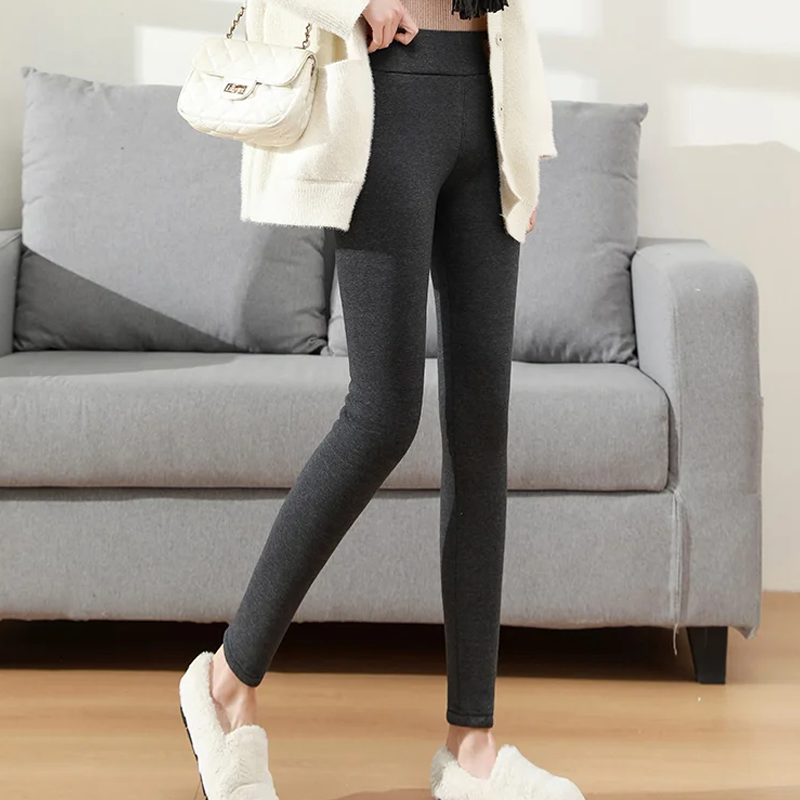 "Framsida av kvinnors varma fleecefodrade leggings, hög midja och elegant design för kallt väderkomfort."