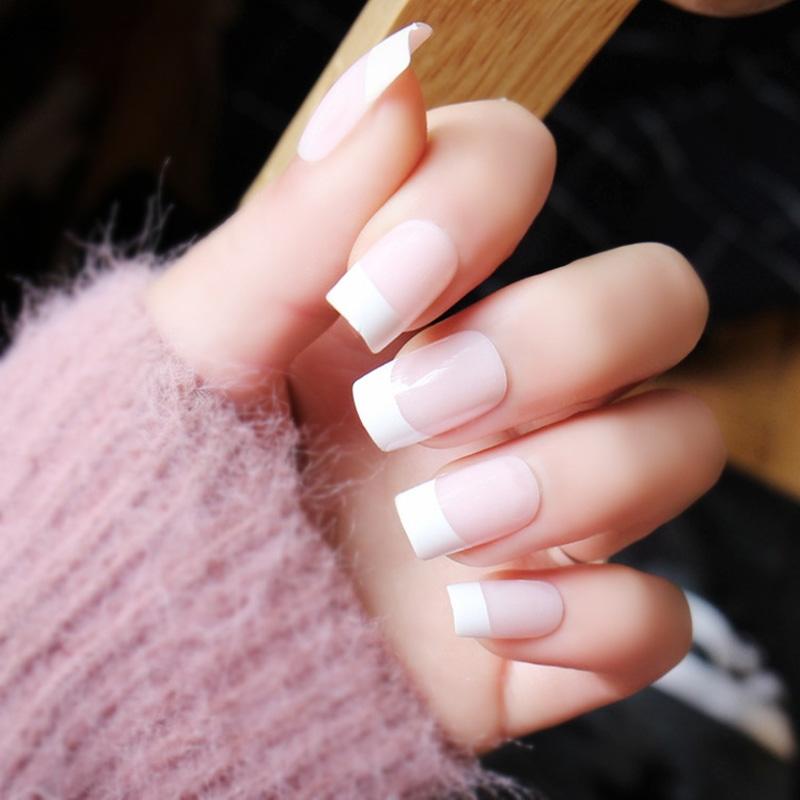 "Fransk manikyr kit: vita nageltips i akryl för elegant, snabb nageldesign med lim-applikation, DIY och långvarig resultat."
