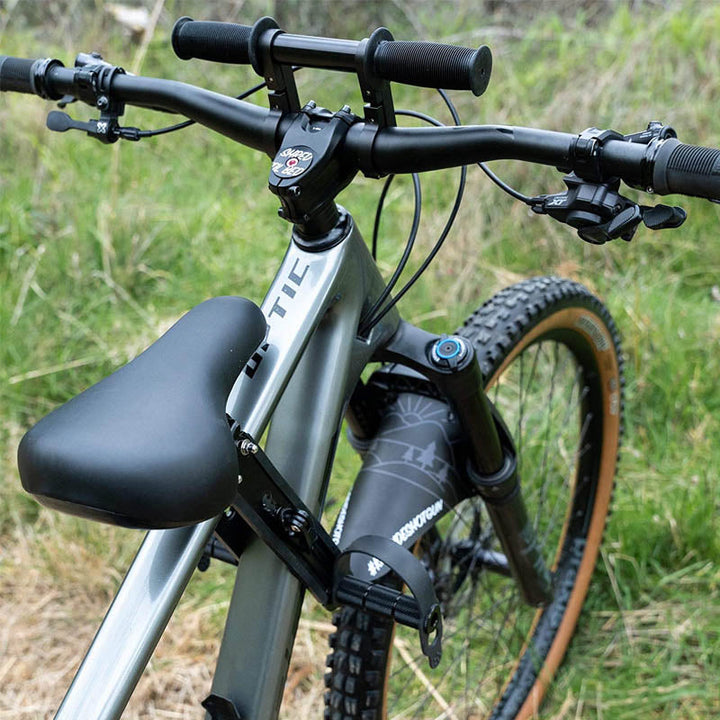 "Frontmonterad barnsadel och styre för cykling, svart, med justerbar design för säkerhet och komfort vid familjeturer"