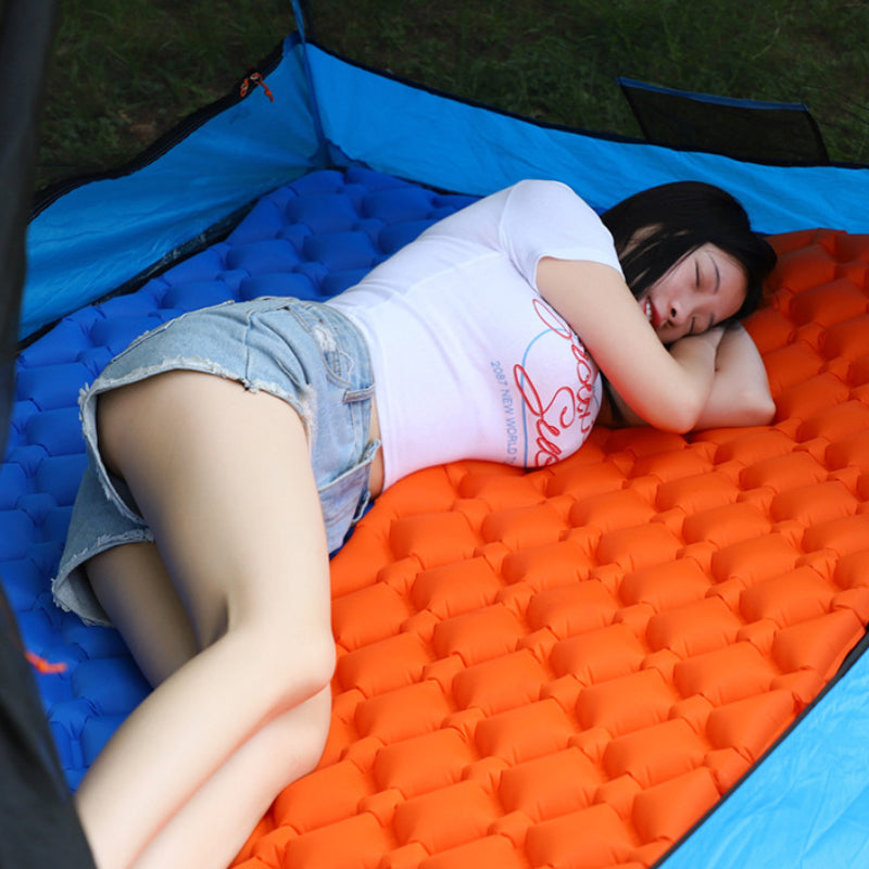 "Fuktsäker uppblåsbar campingmadrass med kudde, hållbart material, blå färg, robust och kompakt design för utomhusbruk."