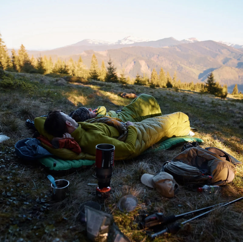 "Fuktsäker uppblåsbar campingmadrass med kudde, hållbart material, blå färg, robust och kompakt design för utomhusbruk."