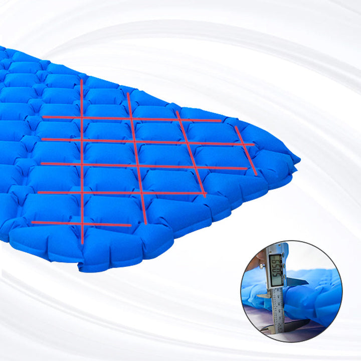 "Fuktsäker uppblåsbar campingmadrass med kudde, hållbart material, blå färg, robust och kompakt design för utomhusbruk."