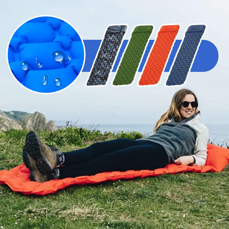 "Fuktsäker uppblåsbar campingmadrass med kudde, hållbart material, blå färg, robust och kompakt design för utomhusbruk."