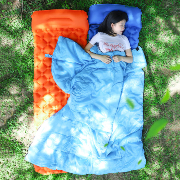 "Fuktsäker uppblåsbar campingmadrass med kudde, hållbart material, blå färg, robust och kompakt design för utomhusbruk."