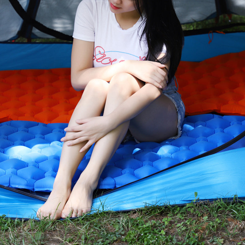 "Fuktsäker uppblåsbar campingmadrass med kudde, hållbart material, blå färg, robust och kompakt design för utomhusbruk."