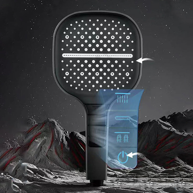 "Fyrkantigt regnduschhuvud med handdusch, elegant design i krom, ger jämnt vattenflöde för lyxig duschupplevelse."