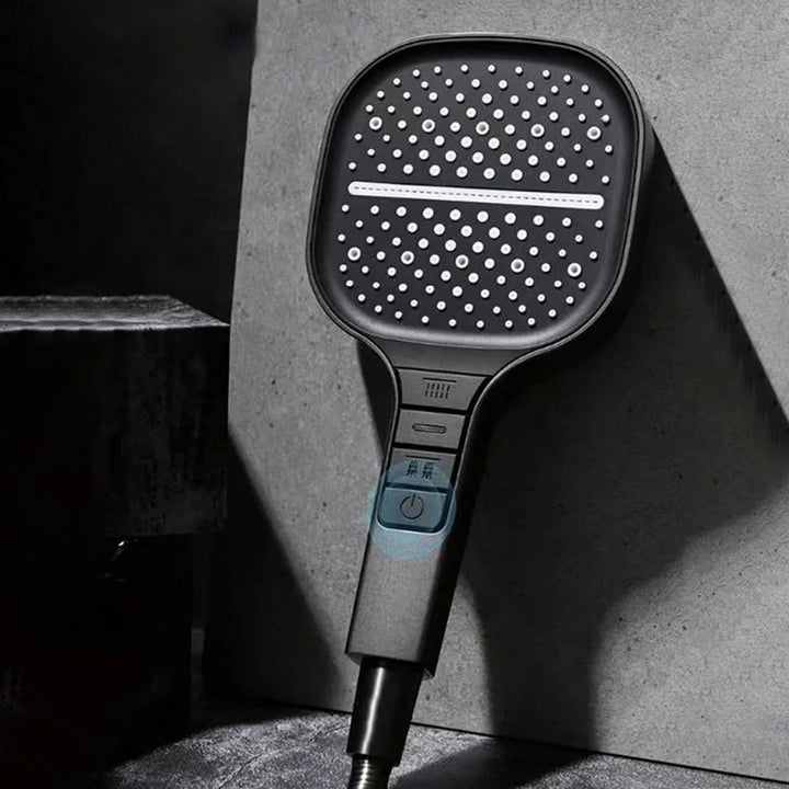 "Fyrkantigt regnduschhuvud med handdusch, elegant design i krom, ger jämnt vattenflöde för lyxig duschupplevelse."