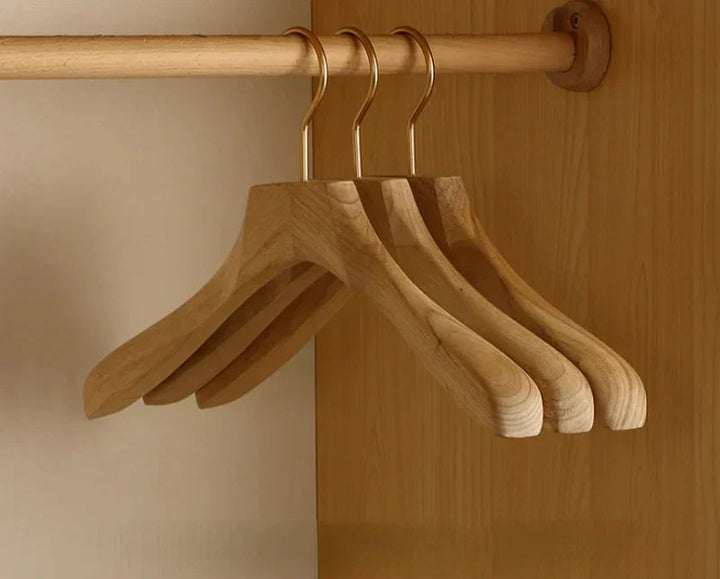 Premium kamferträ galgar för kostymer, designade med breda axlar för optimal klädvård och formbevarande.