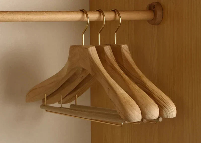 Naturlig kamferträ hängare som skyddar kläder. Perfekt förvaring för kavajer och byxor med antislip.