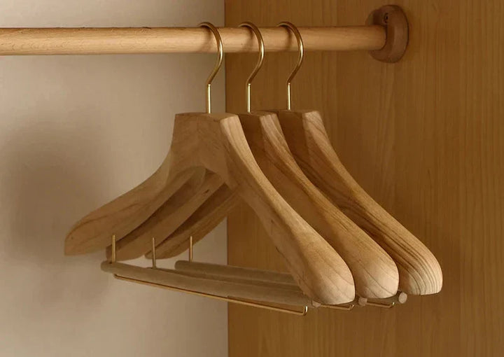 Naturlig kamferträ hängare som skyddar kläder. Perfekt förvaring för kavajer och byxor med antislip.