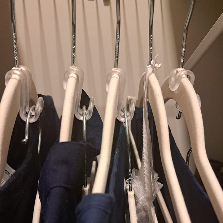 "Genomskinliga anslutningskrokar i hållbart material för effektiv garderobsorganisation och utrymmessparande hängning."