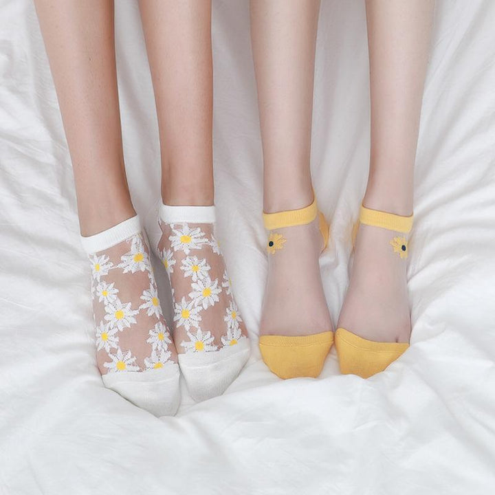 "Genomskinliga damsockor med blommotiv, feminin design med spets- och blomdetaljer, perfekt för sommaroutfits."