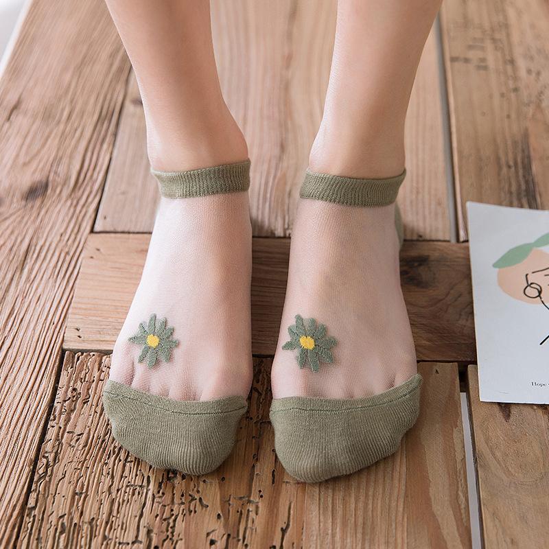 "Genomskinliga damsockor med blommotiv, feminin design med spets- och blomdetaljer, perfekt för sommaroutfits."