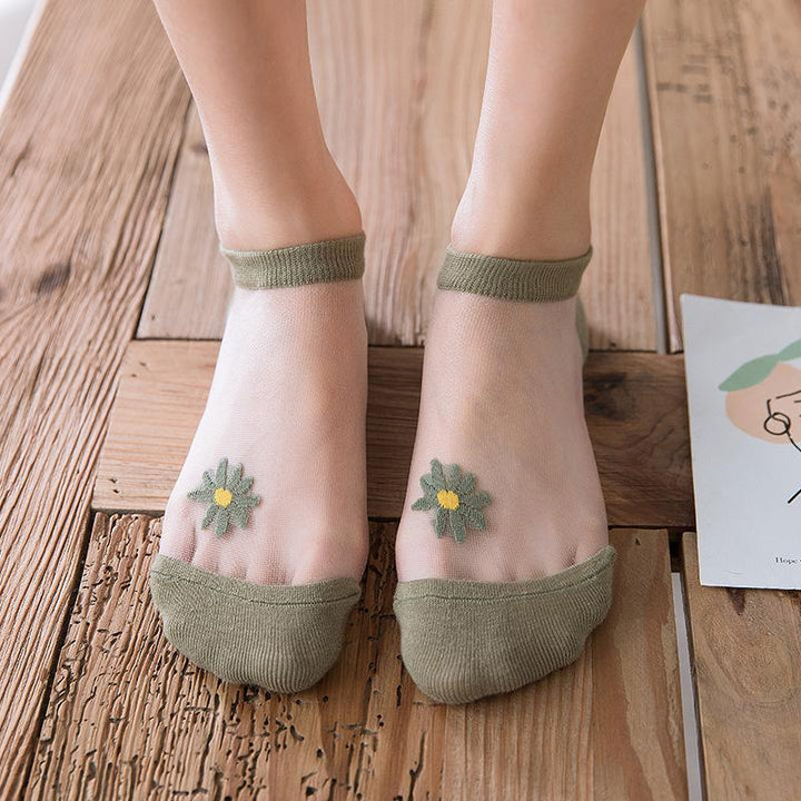 "Genomskinliga damsockor med blommotiv, feminin design med spets- och blomdetaljer, perfekt för sommaroutfits."