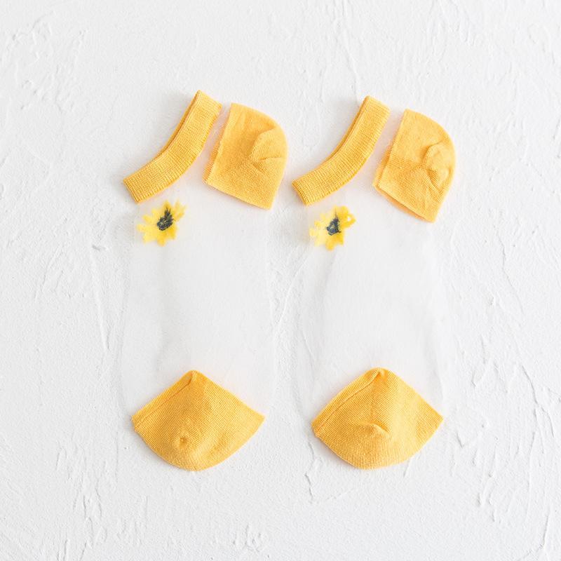 "Genomskinliga damsockor med blommotiv, feminin design med spets- och blomdetaljer, perfekt för sommaroutfits."