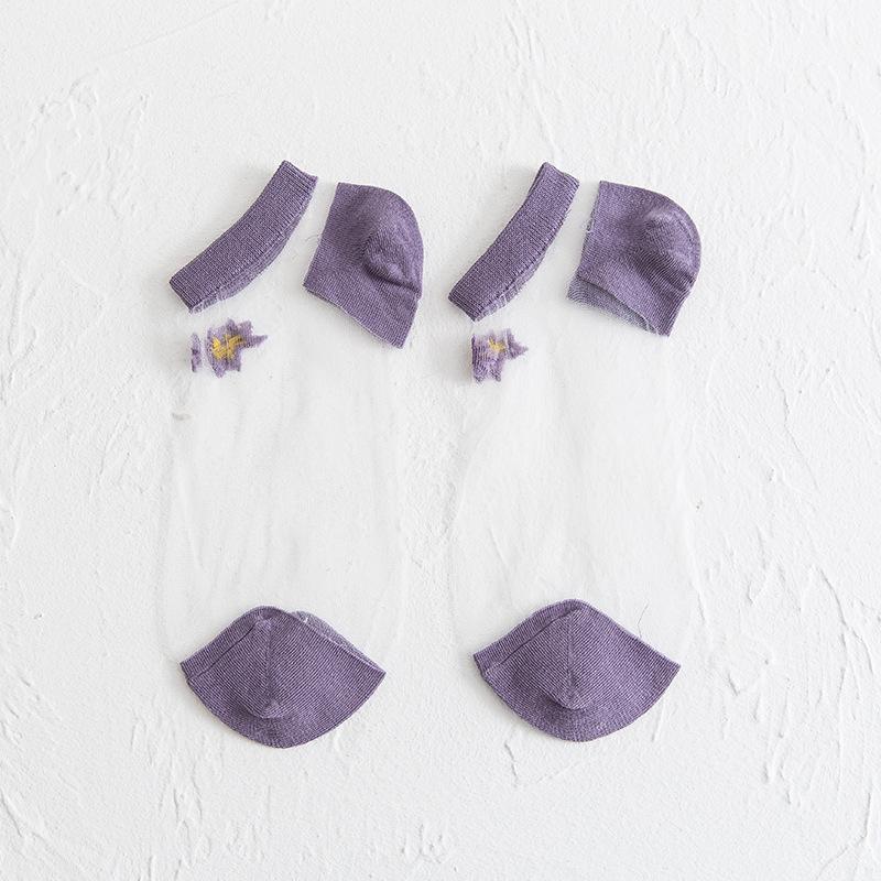 "Genomskinliga damsockor med blommotiv, feminin design med spets- och blomdetaljer, perfekt för sommaroutfits."