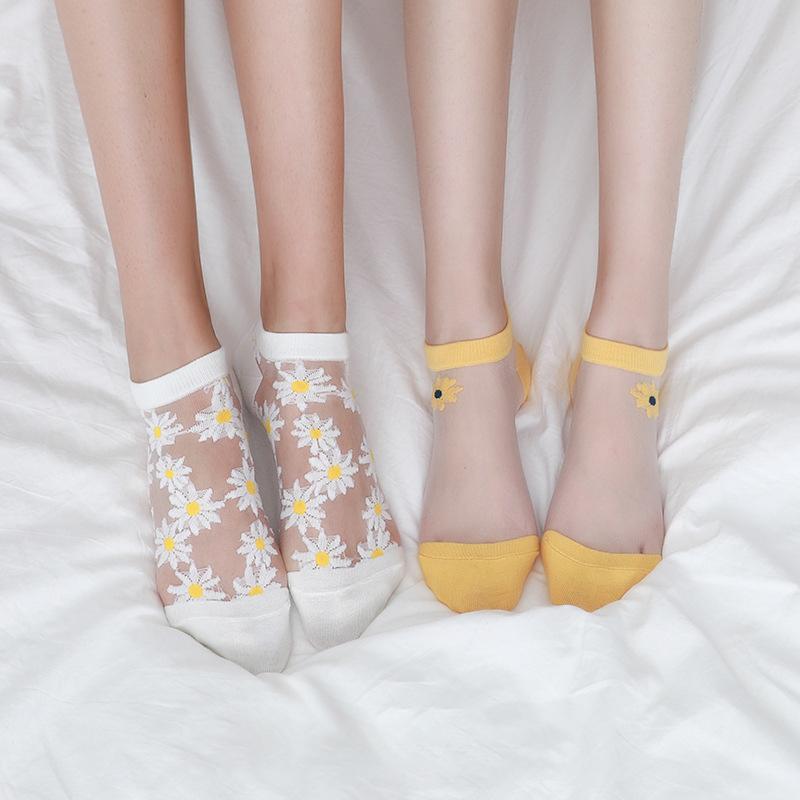 "Genomskinliga damsockor med blommotiv, feminin design med spets- och blomdetaljer, perfekt för sommaroutfits."