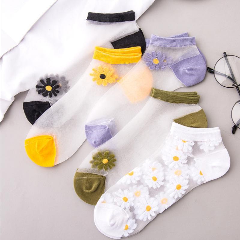 "Genomskinliga damsockor med blommotiv, feminin design med spets- och blomdetaljer, perfekt för sommaroutfits."
