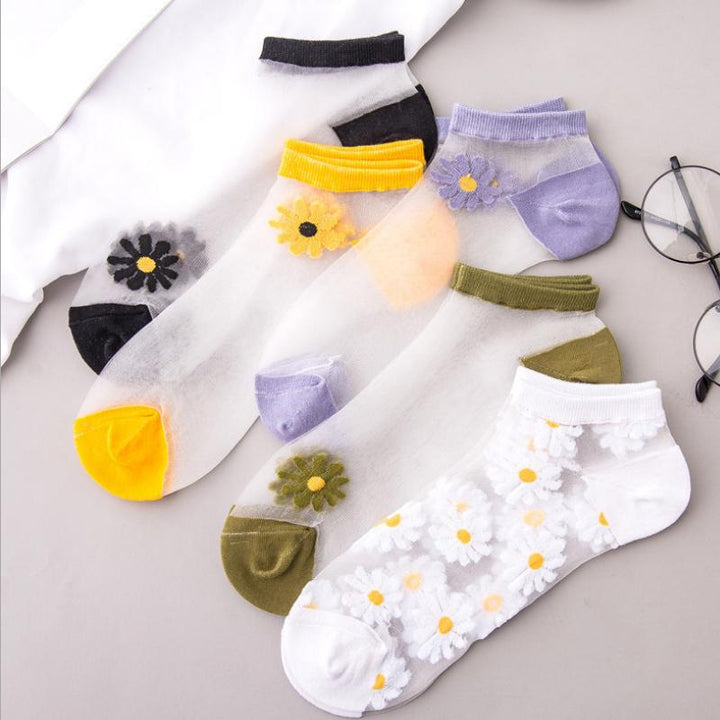 "Genomskinliga damsockor med blommotiv, feminin design med spets- och blomdetaljer, perfekt för sommaroutfits."