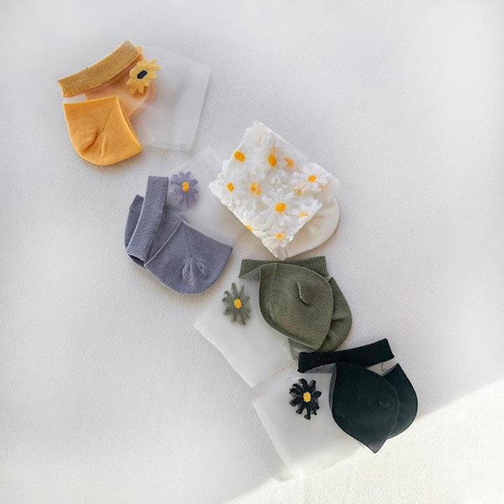 "Genomskinliga damsockor med blommotiv, feminin design med spets- och blomdetaljer, perfekt för sommaroutfits."